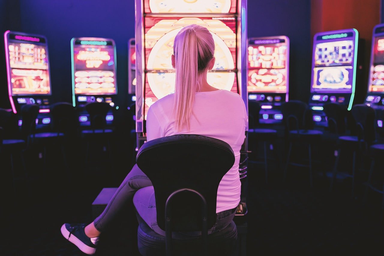 Dealer profesional di studio American Roulette king 328 menyiapkan putaran berikutnya
